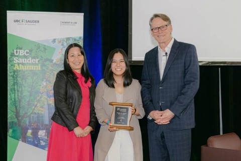 Lydia Yoon receiving the UBC Sauder School of Business Top Bachelor of Commerce Female Student Award from Pam Lim, Assistant Dean (left) and Robert Helsley, Dean (right) (Lydia Yoon)
