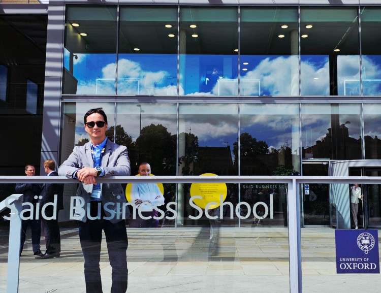 Daniel Cruz posing infront of the Saïd Business School at Oxford University.